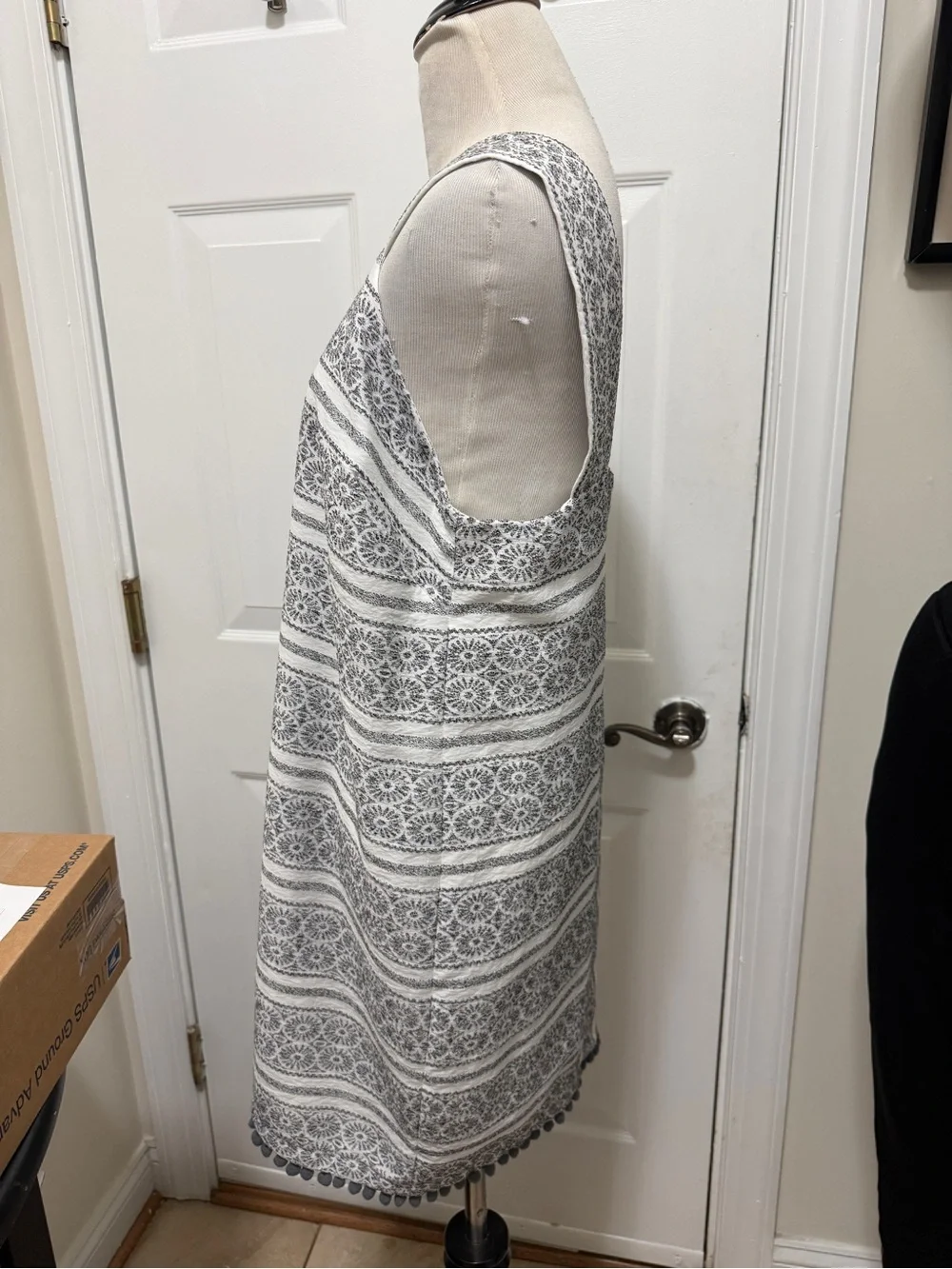 MAGGY LONDON Gray and White Lace-Pattern Shift Dress with small pom-pom - Picture 6 of 13